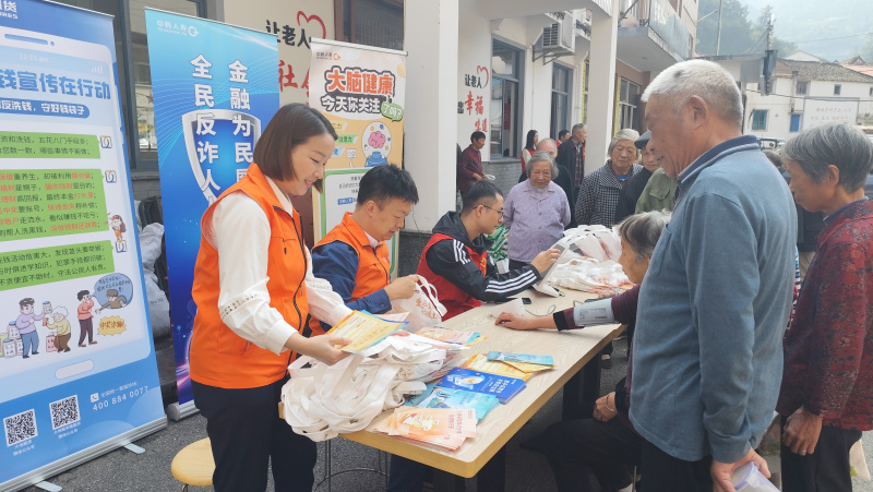 1728981312686664vwWa.jpg 大地期貨聯合中韓人壽走進愛心食堂.jpg