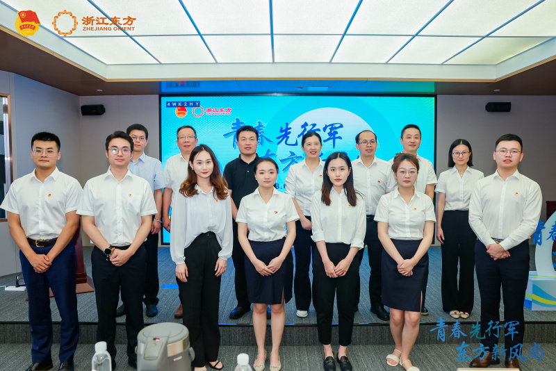 1740031877592577XUmQ.jpg 青春先行軍 東方新風尚合影.jpg